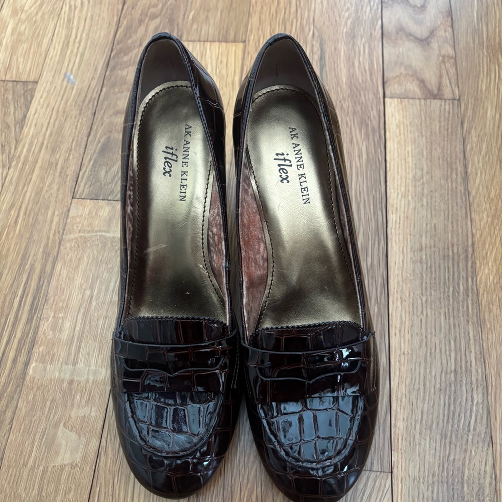 Anne Klein IFlex Dark Brown Croc-Embossed Loafer Style Pumps, Size 7.5 - Picture 2 of 15